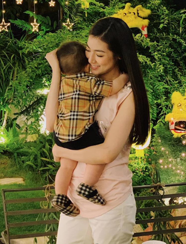 Á hậu Tú Anh chính thức công khai gương mặt con trai sau 9 tháng giấu kín-1