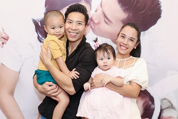 Con gái tuổi rưỡi của Quốc Nghiệp đứng thẳng không chút sợ hãi trên lòng bàn tay bố-6