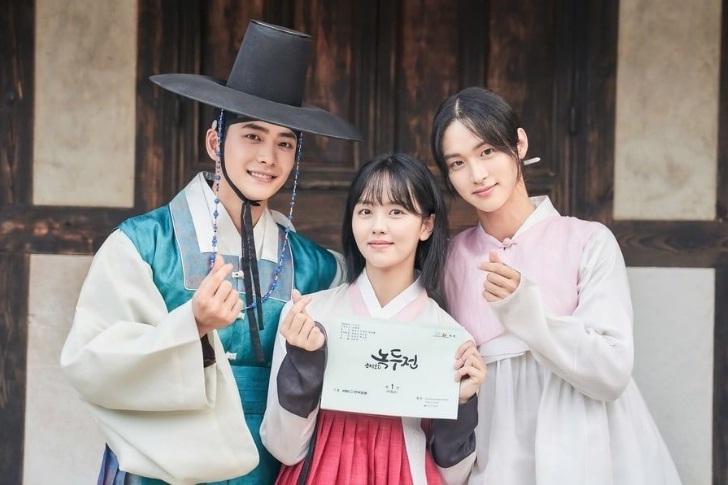 Kang Tae Oh, Kim So Hyun và Jang Dong Yoon trong buổi đọc kịch bản của phim  “Tale Of Nok-Du”. Phim lên sóng vào tối 30/9 trong khung giờ 22h.