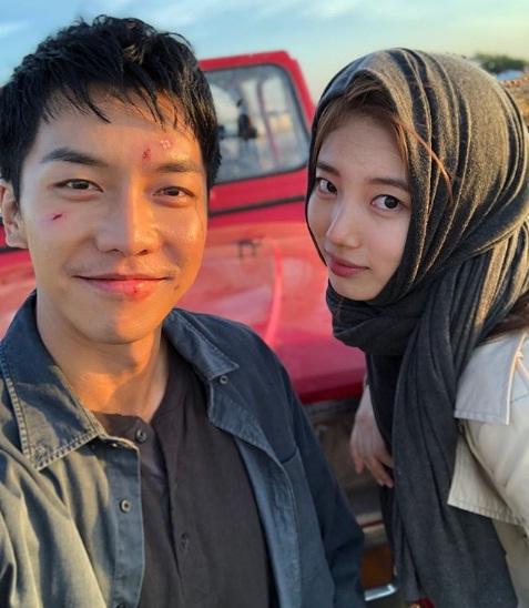 Lee Seung Gi và Suzy Share chia sẻ hình ảnh hậu trường thú vị trong khi quay bộ phim “Vagabond”. Hiện phim đang nhận được nhiều phản hồi tích cực từ khán giả.