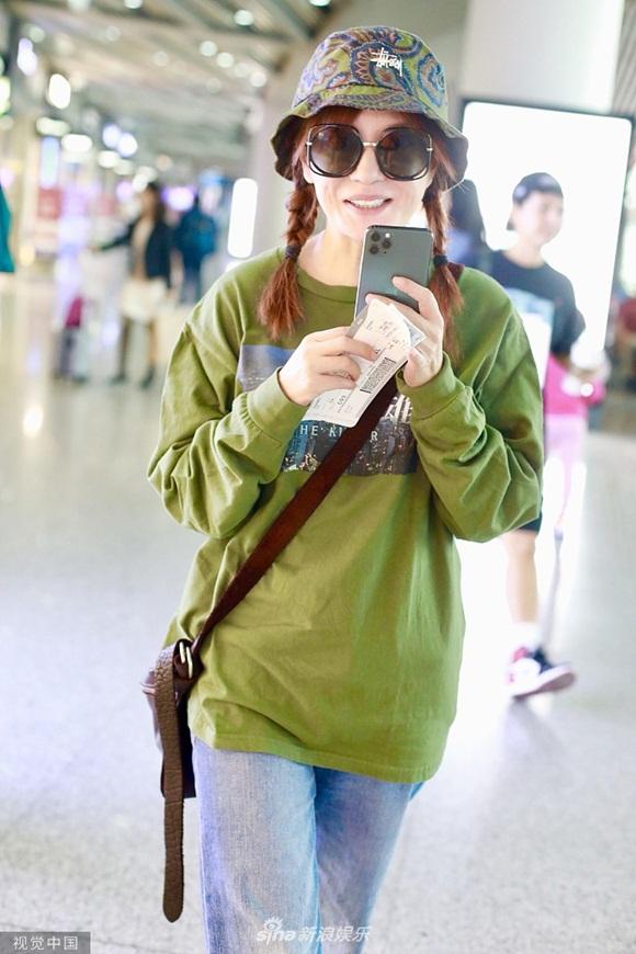 Triệu Vy tự tin để mặt mộc, cưa sừng làm nghé với tóc bím và mũ tai bèo-2