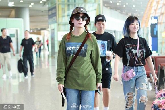 Triệu Vy tự tin để mặt mộc, cưa sừng làm nghé với tóc bím và mũ tai bèo-3