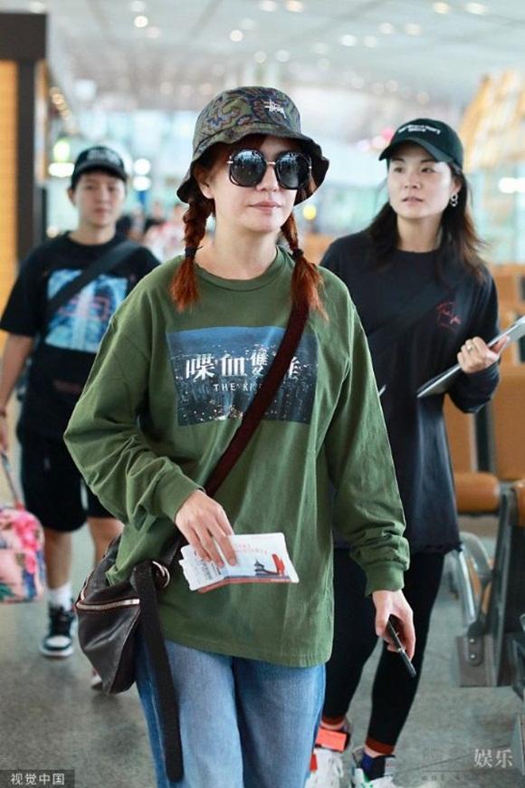 Triệu Vy tự tin để mặt mộc, cưa sừng làm nghé với tóc bím và mũ tai bèo-4