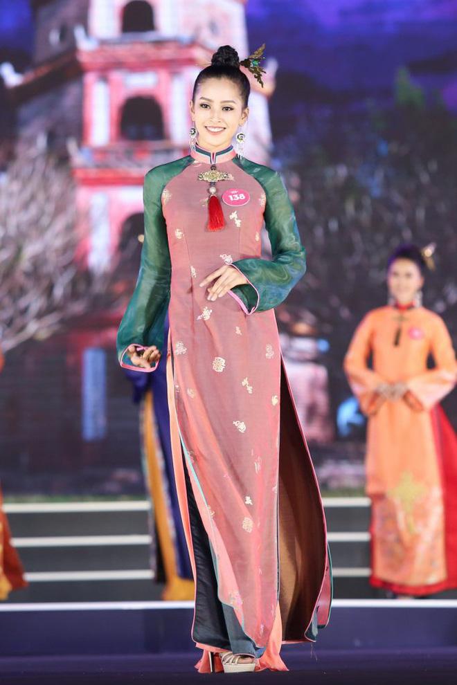 Đẹp nổi bật ngày tuyển sinh, HHen Niê - Phạm Hương - Tiểu Vy được khen thoáng nhìn đã ra hoa hậu-13