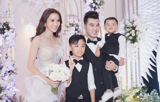 Vợ chồng ca sĩ Ưng Hoàng Phúc lên chức bố mẹ lần 3-2