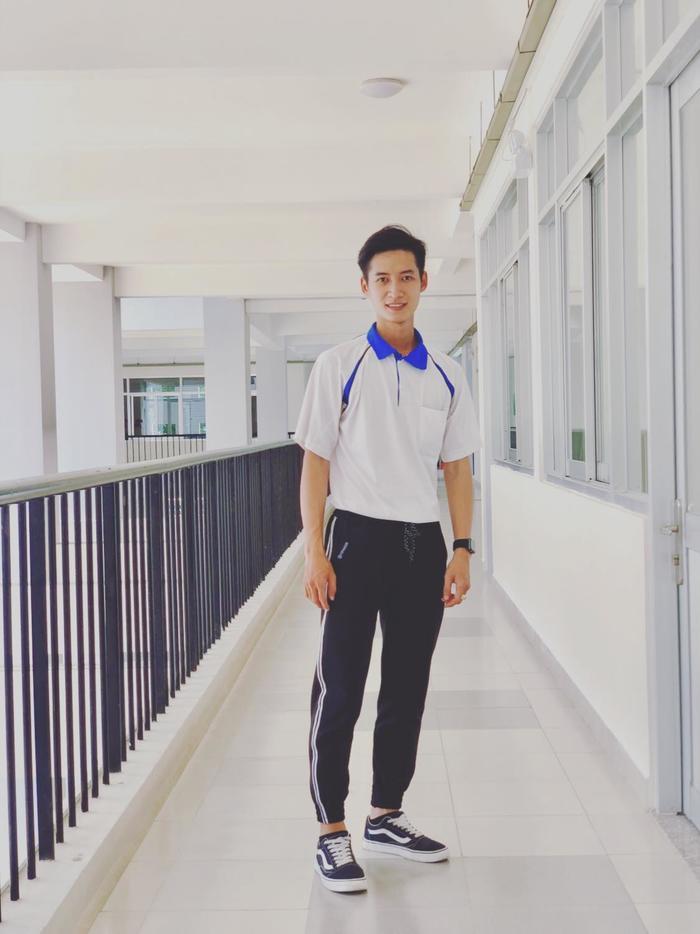 Thả nhẹ clip ngồi bệt giữa sân trường, thầy giáo tương lai được dân tình ráo riết tìm info-2