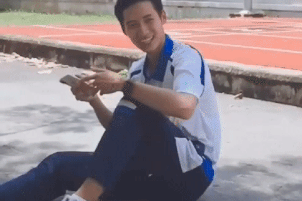 Thả nhẹ clip ngồi bệt giữa sân trường, thầy giáo tương lai được dân tình ráo riết tìm info