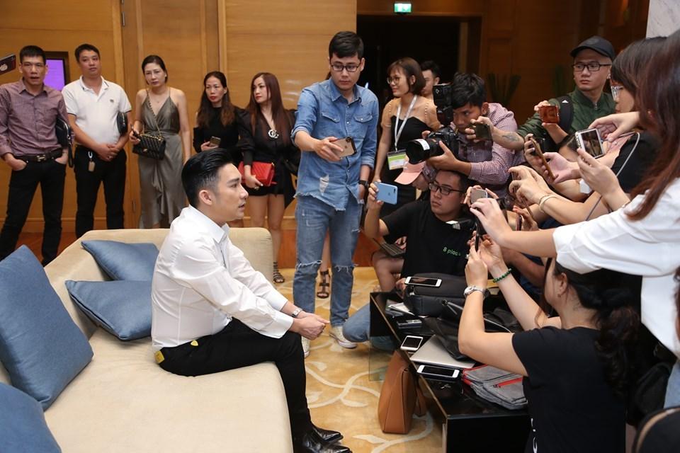 Quang Hà tổ chức liveshow bù đắp khán giả dù thiệt hại 30 tỷ đồng, Hoài Linh quá phục tinh thần thép của đàn em-1