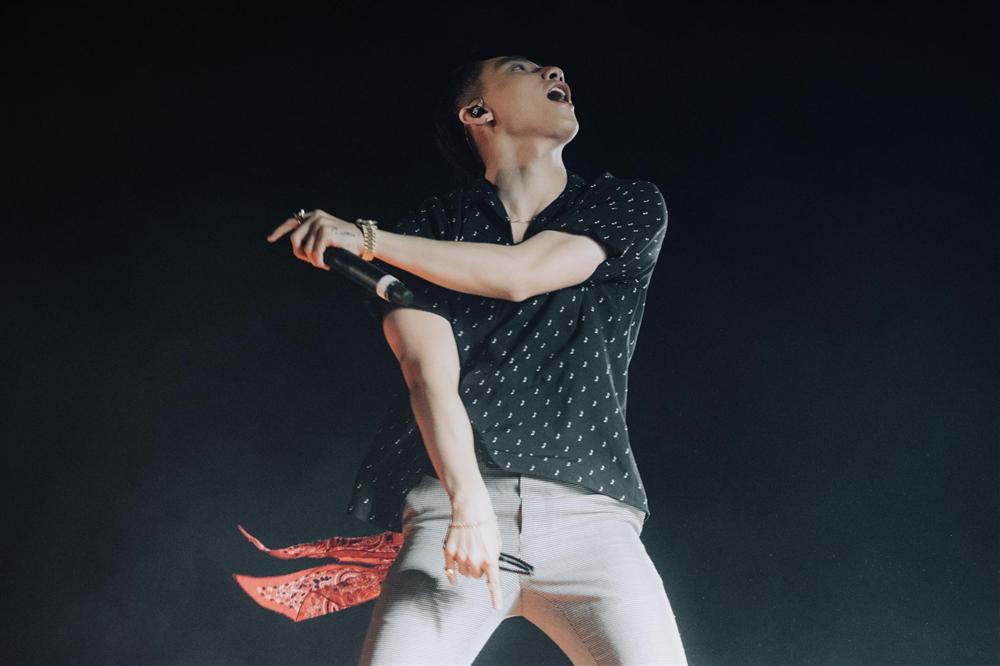 Sơn Tùng bị nghi rách quần vì quẩy quá sung trên sân khấu-4