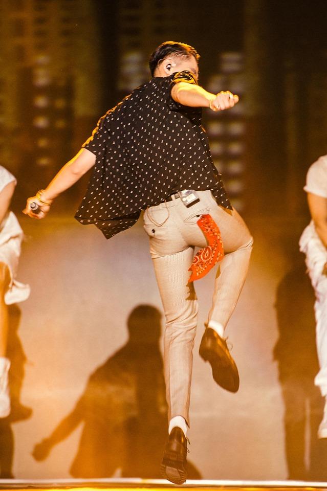 Sơn Tùng bị nghi rách quần vì quẩy quá sung trên sân khấu-5