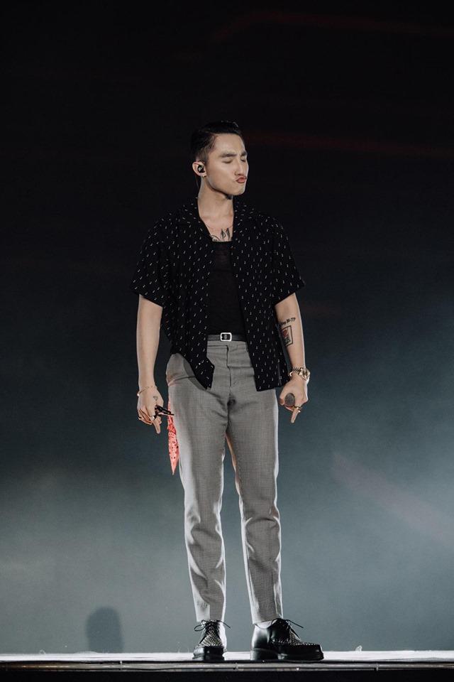 Sơn Tùng bị nghi rách quần vì quẩy quá sung trên sân khấu-3