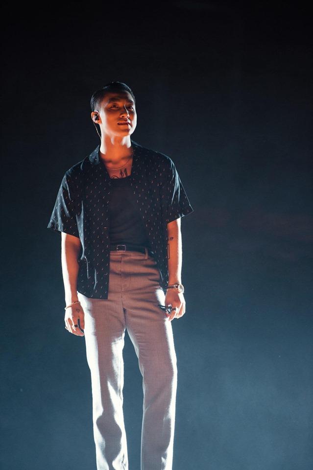 Sơn Tùng bị nghi rách quần vì quẩy quá sung trên sân khấu-6