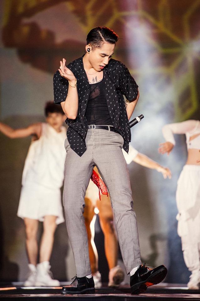 Sơn Tùng bị nghi rách quần vì quẩy quá sung trên sân khấu-2