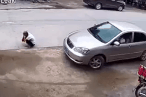 Clip: Thót tim nhìn cảnh cụ ông đang ngồi xổm trước đầu ô tô bất ngờ bị đâm cuốn vào gầm-1