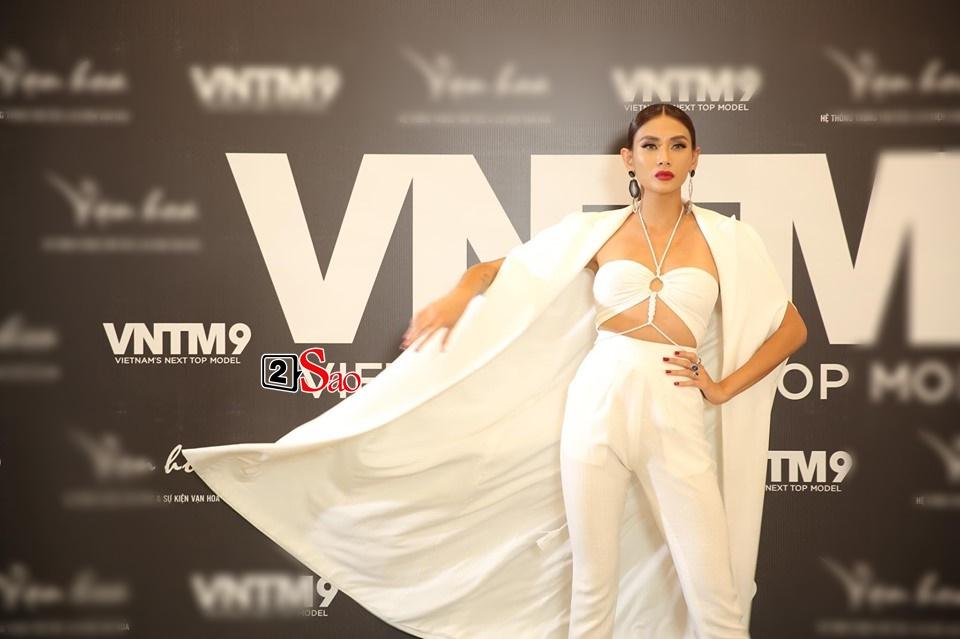 Mâu Thủy khoe vòng 1 bốc lửa - Võ Hoàng Yến đi dép xỏ ngón vẫn thần thái-6