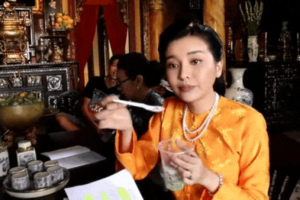 GÓC HÀI HƯỚC: Cao Thái Hà hướng dẫn cách ăn chè không dính son
