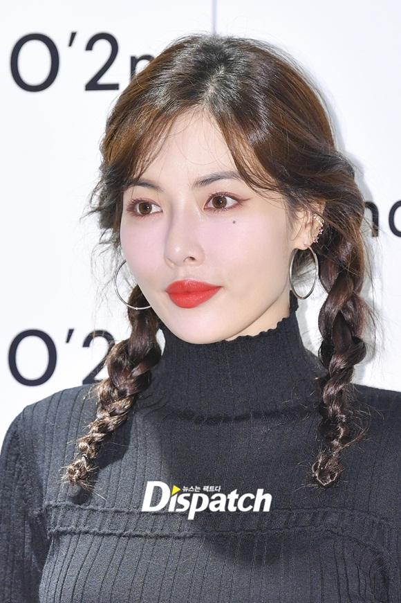 Sau màn vén váy khoe nội y gây tranh cãi, HyunA bất ngờ mặc kín như bưng, tết tóc dễ thương-5