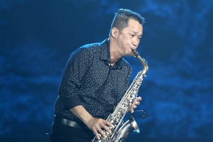 Nghệ sĩ Xuân Hiếu thổi kèn saxophone, cover hit 'Giấc mơ có thật'
