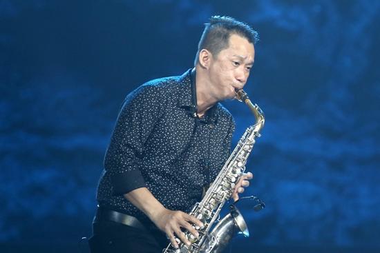 Nghệ sĩ Xuân Hiếu thổi kèn saxophone, cover hit 'Giấc mơ có thật'