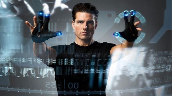 Minority Report (2002): Bộ phim khoa học viễn tưởng kết hợp hành động của Steven Spielberg hội tụ đầy đủ những yếu tố cần có của tác phẩm đầy ấn tượng và hấp dẫn. Với ý tưởng mới mẻ độc đáo ở năm 2054, khi con người có thể biết trước tương lai và kiểm soát chúng, phim được xây dựng thành câu chuyện vừa có sức nặng, cảm xúc vừa có nhiều tình tiết giải trí, hành động gay cấn. Minority Report còn rất thành công khi vẽ nên một thế giới trong tương lai hoàn chỉnh bên cạnh đó là câu chuyện cá nhân cảm động của John Anderton (Tom Cruise đóng). Cùng với đó, những phân cảnh đánh đấm, rượt đuổi mang thương hiệu của Tom Cruise đều có mặt trong phim.