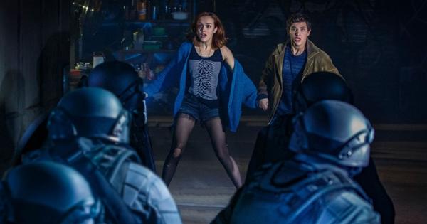 Ready Player One (2018): Đấu trường ảo là bộ phim khoa học viễn tưởng do Steven Spielberg - một trong những người tiên phong của kỉ nguyên điện ảnh New Hollywood (1960-1980) sản xuất và đạo diễn, dựa trên tiểu thuyết cùng tên. Bộ phim đã cho khán giả một chuyến du hành đầy ắp sự vui vẻ khi bước vào thế giới năm 2045, khi mà nhân loại sử dụng phần mềm thực tế ảo OASIS để tham gia vào công việc và vui chơi. Bom tấn của Steven Spielberg đặc biệt khiến giới game thủ say mê với kỹ xảo hoành tráng và hàng loạt "ester eggs" với loạt chi tiết quen thuộc trong nền văn hoá đại chúng Mỹ. "Bộ phim mang tính giải trí cao, hấp dẫn từ đầu tới cuối", nhà phê bình Dani Di Placido bình luận.