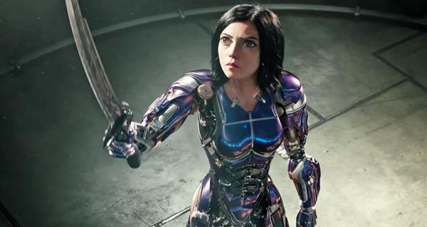 Alita: Battle Angel (2019): Phim được chuyển thể từ bộ truyện tranh Battle Angel Alita của Yukito Kishiro. Câu chuyện diễn ra ở vài thế kỷ trong tương lai, nơi robot nữ tên Alita (Rosa Salazar đóng) được một bác sĩ (Christoph Waltz) điều trị và giúp cô nhớ lại quá khứ bi kịch của mình. Với khán giả đại chúng biết đến tác phẩm gốc, Alita: Battle Angel cũng không hề khó theo dõi bởi cốt truyện dễ hiểu, đơn giản. Alita: Battle Angel sở hữu phần hiệu ứng hình ảnh chân thực, ấn tượng. Bối cảnh thế giới giả tưởng hậu tận thế được thể hiện qua Thành phố Sắt vừa bụi bặm, hoang tàn, vừa đa phong cách và giàu sức sống rất thú vị.
