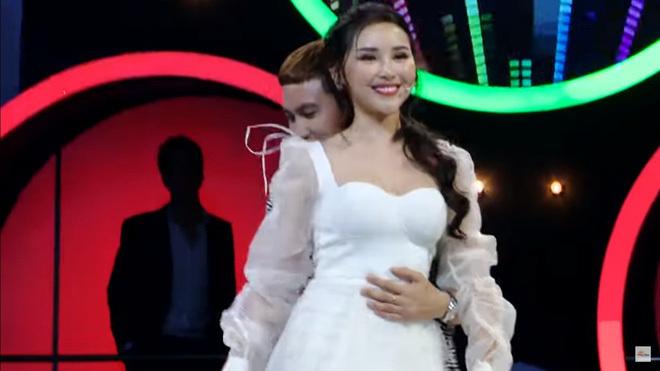 Hoa khôi 9X bị chỉ trích hết hôn bất chấp lại làm hành động phản cảm với trai đẹp trên truyền hình-1