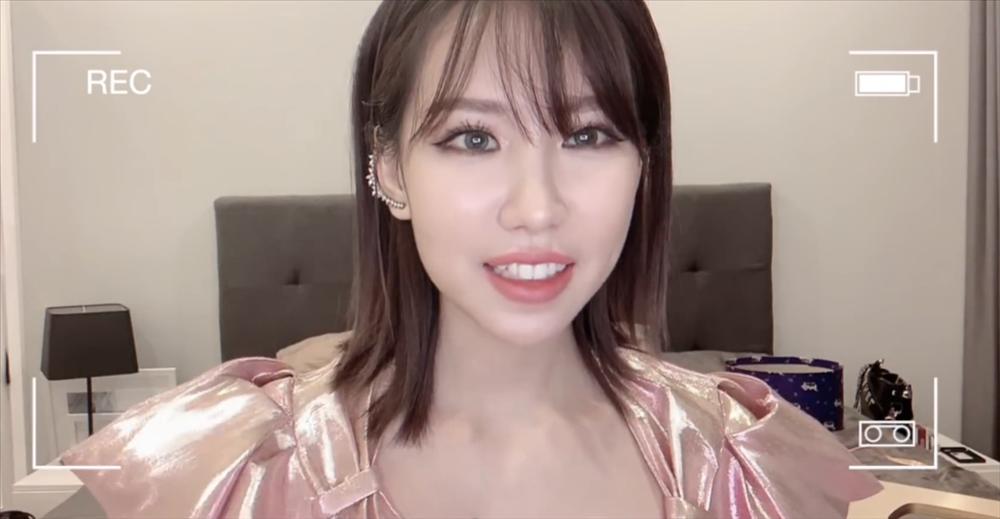 Min khoe nút Vàng Youtube nhưng người nhìn chỉ chú ý đến gương mặt cứng đơ như tượng sáp của cô ấy mà thôi!-7