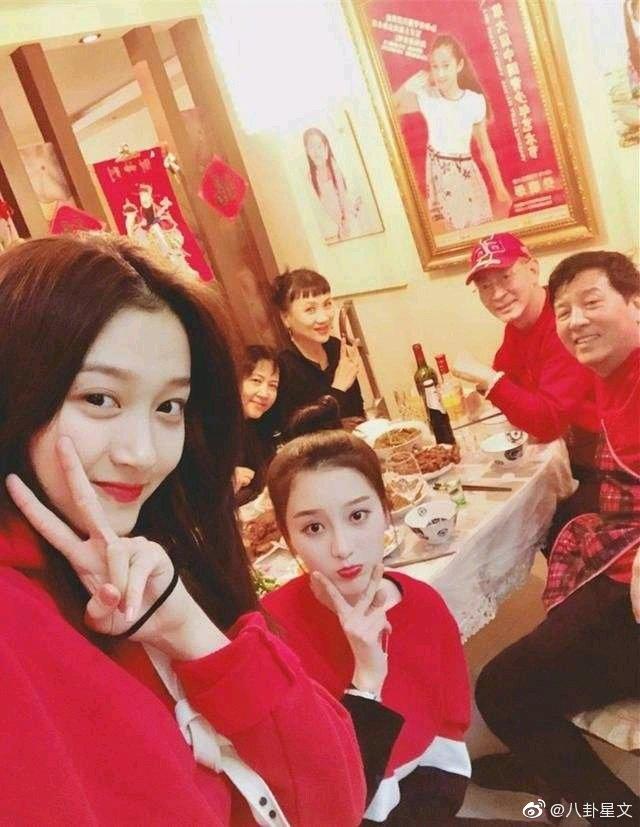 Ngoại hình xinh đẹp không thua kém sao hạng A của con gái Lục Tiểu Linh Đồng-4