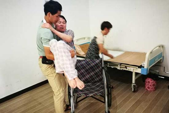 Thật như đùa: Vợ tái hôn với người mới, dẫn theo chồng tàn tật và con nhỏ về chăm sóc