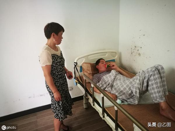 Thật như đùa: Vợ tái hôn với người mới, dẫn theo chồng tàn tật và con nhỏ về chăm sóc-1