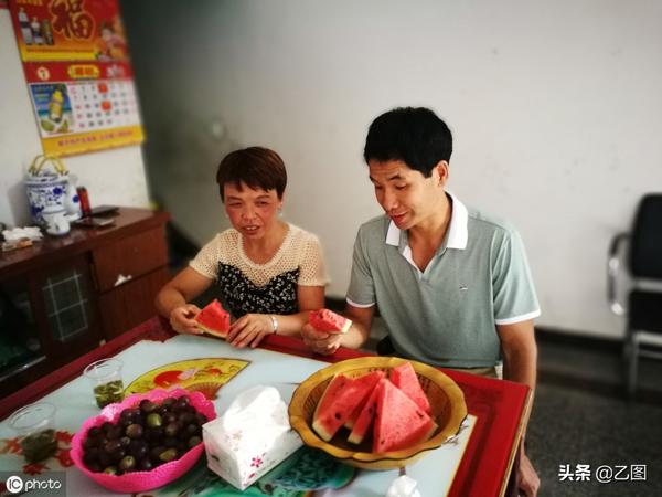 Thật như đùa: Vợ tái hôn với người mới, dẫn theo chồng tàn tật và con nhỏ về chăm sóc-2