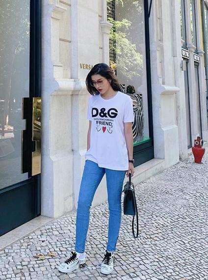 Bí quyết phối đồ với quần jeans đẹp như Hà Tăng và dàn mỹ nhân Việt-12