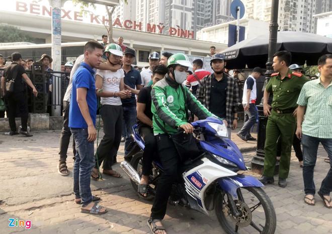 Hàng trăm người theo dõi cảnh thực nghiệm vụ giết nam sinh chạy Grab-1