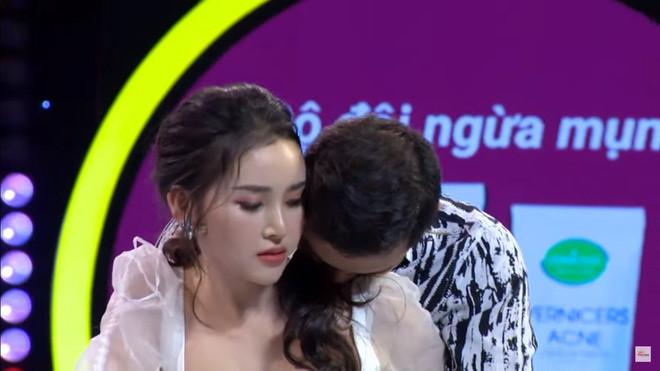 Hoa khôi hôn bạn diễn ở show hẹn hò đang suy sụp, phải truyền nước-2