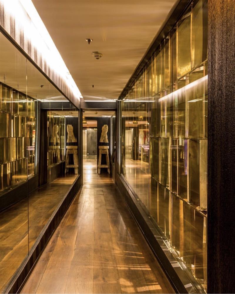 Khách sạn có ô cửa sang chảnh, nhìn thẳng tháp Eiffel-10