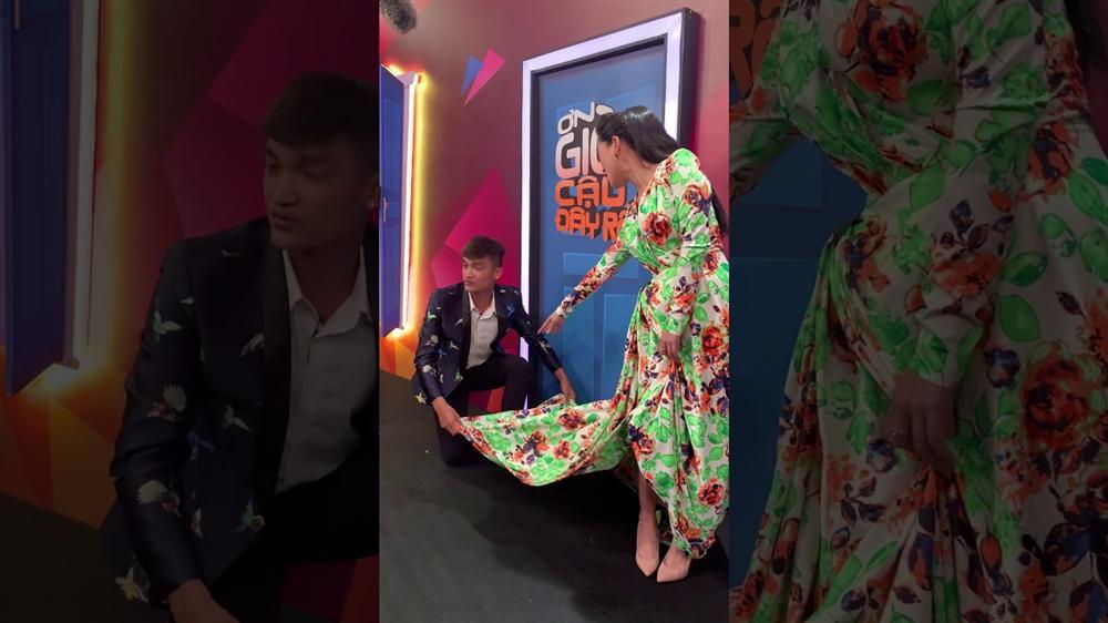 Trấn Thành đau đầu về phong cách thời trang quá lố của cặp đôi Lâm Vỹ Dạ - Mạc Văn Khoa-1