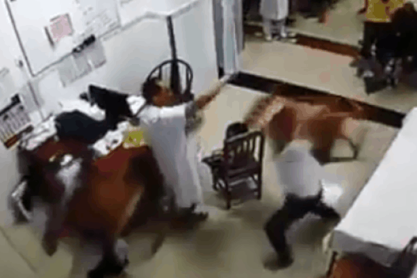 Clip: Ông bố đang cầm dây truyền nước cho con đột nhiên cầm ghế lao vào đánh nhau với bác sĩ