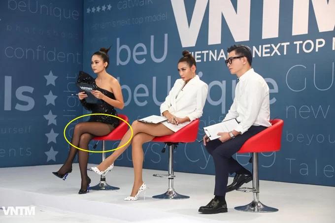 Mâu Thủy lại mém lộ hàng vì váy áo quá ngắn khi làm giám khảo Vietnams Next Top Model-8