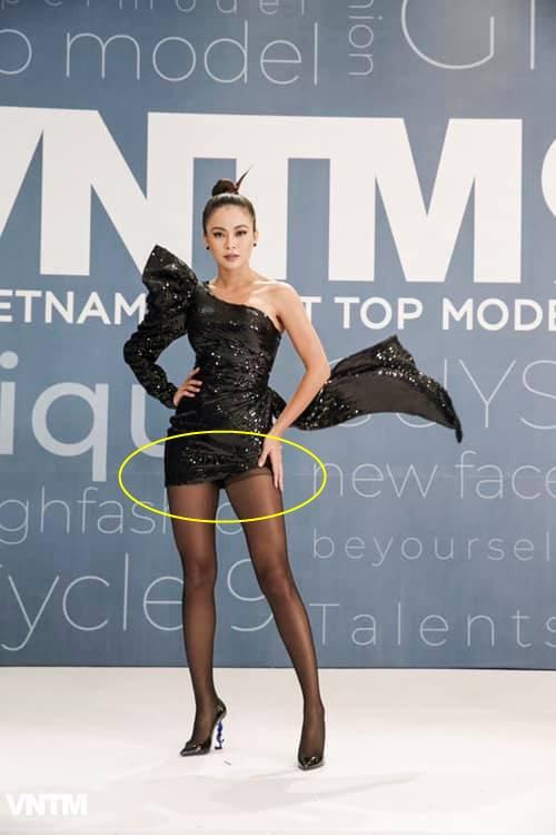 Mâu Thủy lại mém lộ hàng vì váy áo quá ngắn khi làm giám khảo Vietnams Next Top Model-6