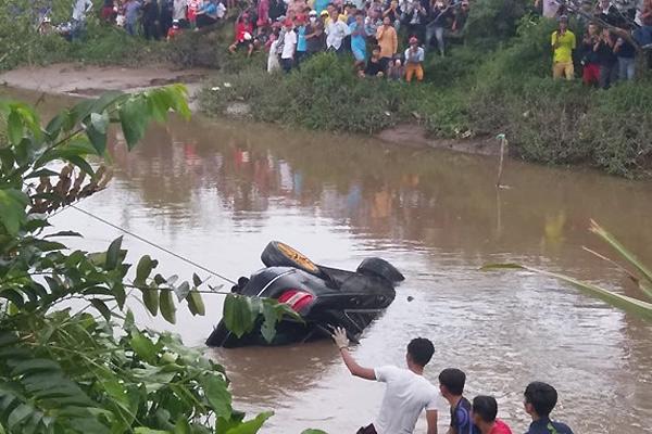 Người thân chết đứng khi thấy thi thể 2 con trai, con dâu đang mang bầu 8 tháng trong xe Mercedes-11