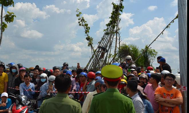 Người thân chết đứng khi thấy thi thể 2 con trai, con dâu đang mang bầu 8 tháng trong xe Mercedes-6