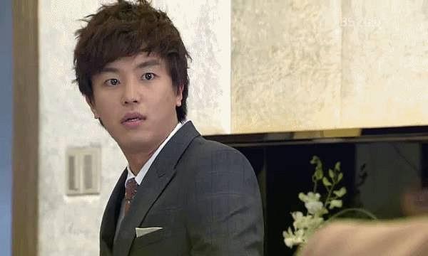 Nửa đêm không thấy vợ đâu, chồng đứng tim khi mở mắt thấy hành động khó hiểu-2