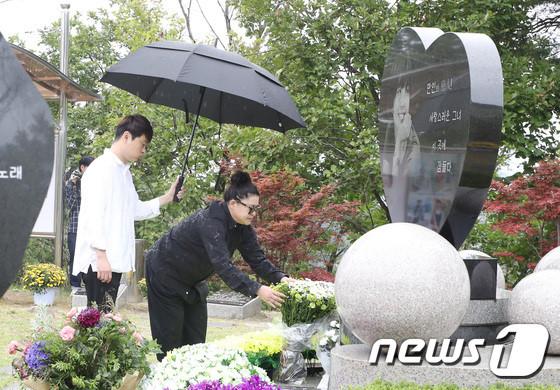 Mẹ và bạn thân viếng mộ trong ngày giỗ Choi Jin Sil-2