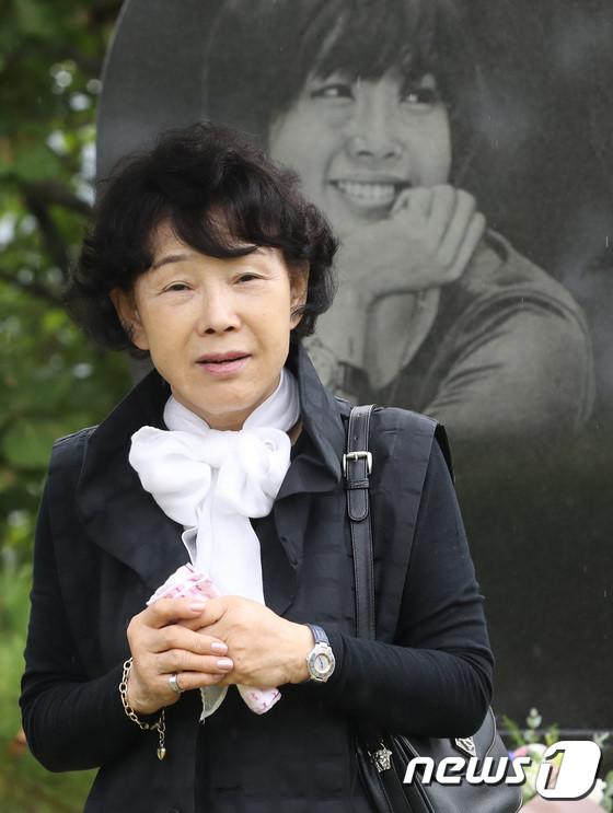 Mẹ và bạn thân viếng mộ trong ngày giỗ Choi Jin Sil-1