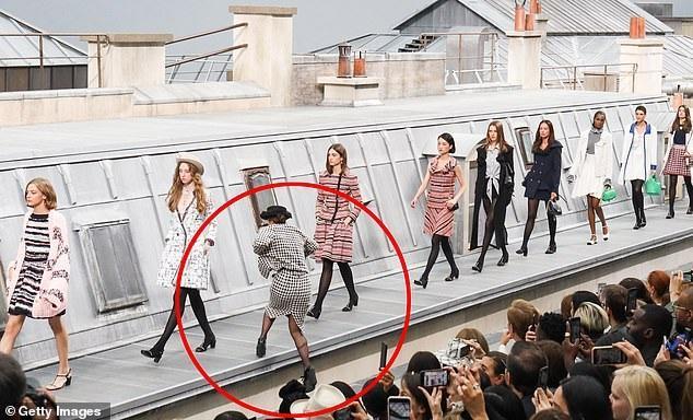 Gigi Hadid đuổi cổ nữ diễn viên hài Pháp khỏi sàn diễn Chanel vì hành động kém sang-1