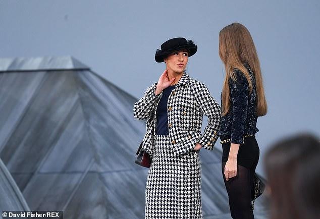 Gigi Hadid đuổi cổ nữ diễn viên hài Pháp khỏi sàn diễn Chanel vì hành động kém sang-4
