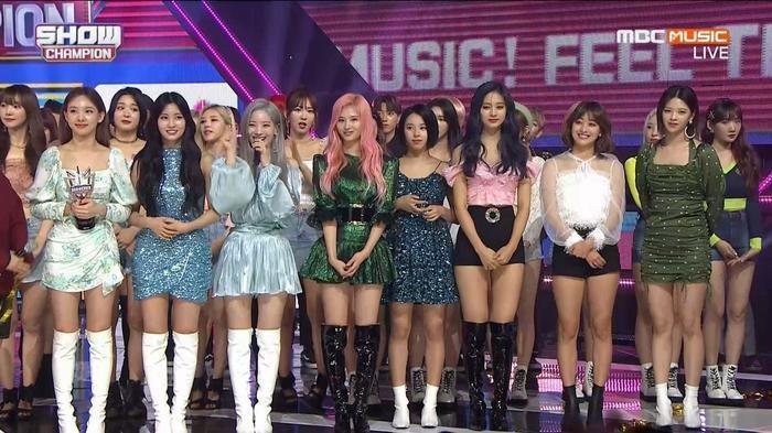 Chiến thắng đầu tiên với Feel Special, hành động từ các cô nàng TWICE khiến fan không cầm được nước mắt-1