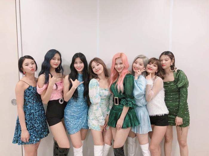 Chiến thắng đầu tiên với Feel Special, hành động từ các cô nàng TWICE khiến fan không cầm được nước mắt-4