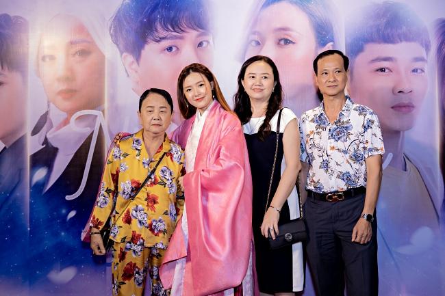 Trịnh Thăng Bình bối rối khi bị bắt cầu hôn Midu tại sự kiện-4